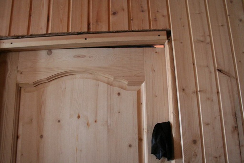Foto 4. Perekos dveri iz za nepravilnoj regulirovki polozheniya stvorki otnositelno dvernoj korobki Домострой