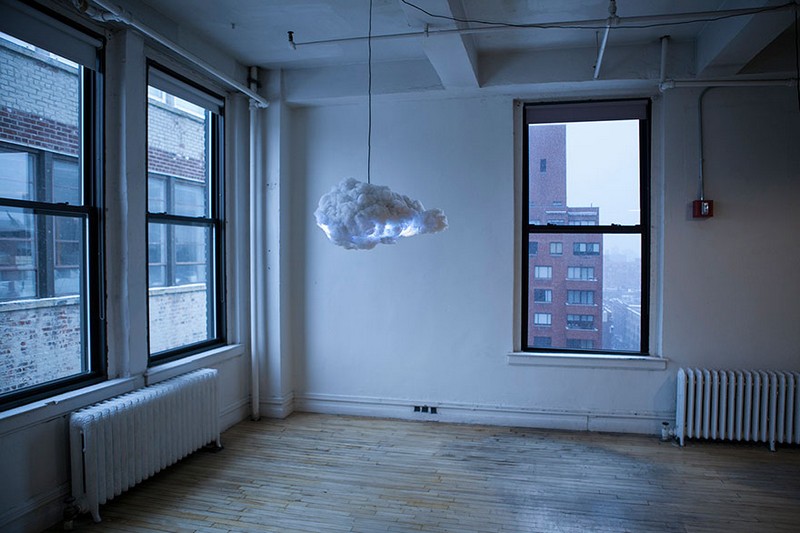 Интерактивная лампа в виде грозового облака
