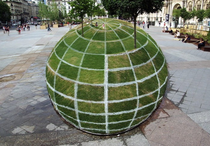 Зрительная иллюзия в центре Парижа