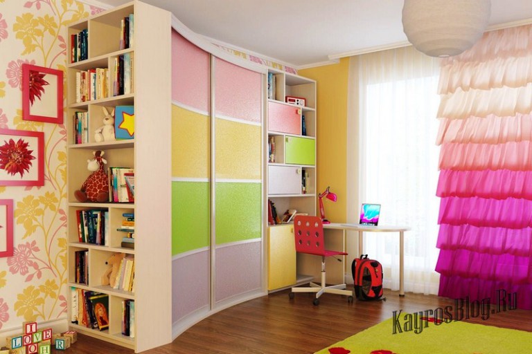 Интерьер детской комнаты со шкафом купе