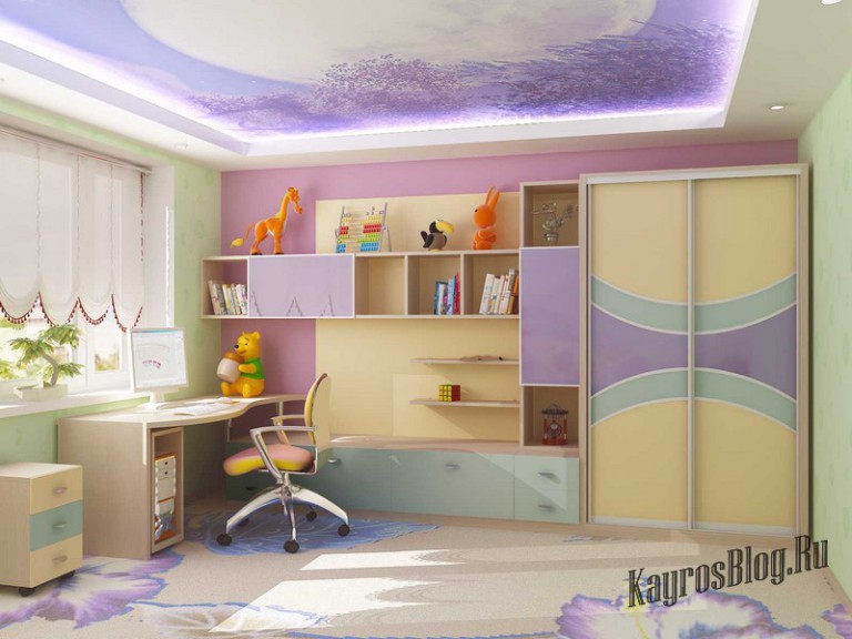 Дизайн детской комнаты со шкафами у окна