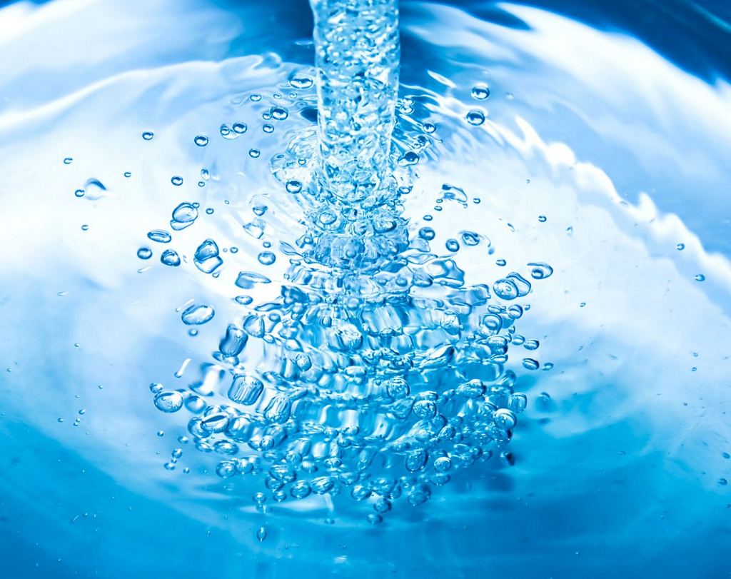 Химия без воды. Отфильтрованная вода. Она в воде. Процедить воду. You вода.