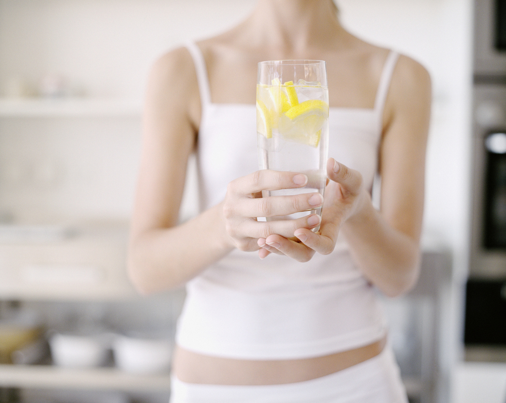 Почему употреблять лимонную воду следует именно утром 4