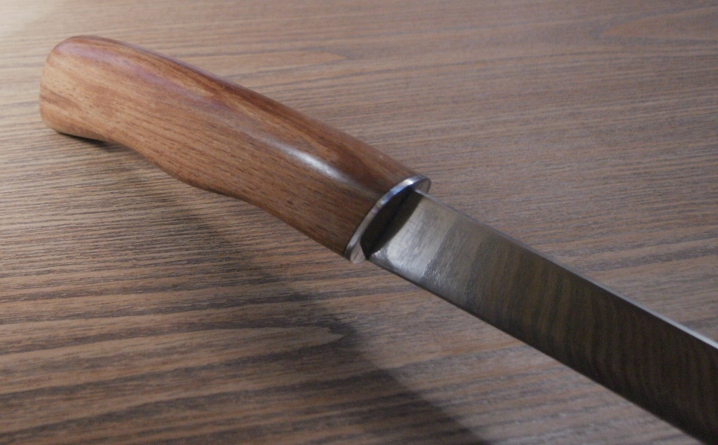 кухонный нож с деревянной ручкой
